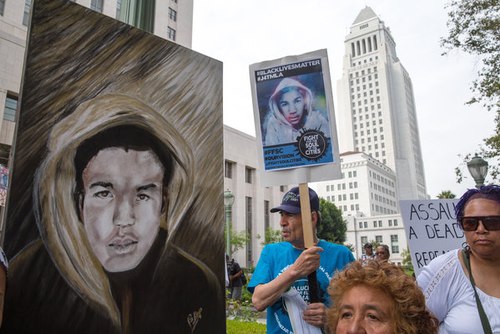 Người dân Mỹ cầm biểu ngữ, ảnh chân dung của Travoy Martin đổ ra đường biểu tình.